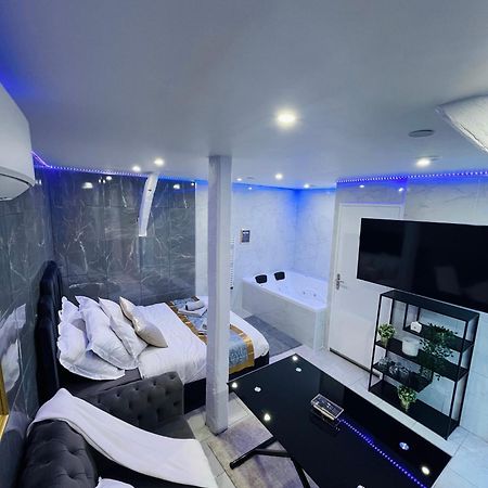 Room & Jacuzzi - Stade De France سان دوني المظهر الخارجي الصورة