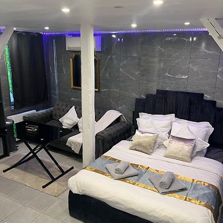 Room & Jacuzzi - Stade De France سان دوني المظهر الخارجي الصورة