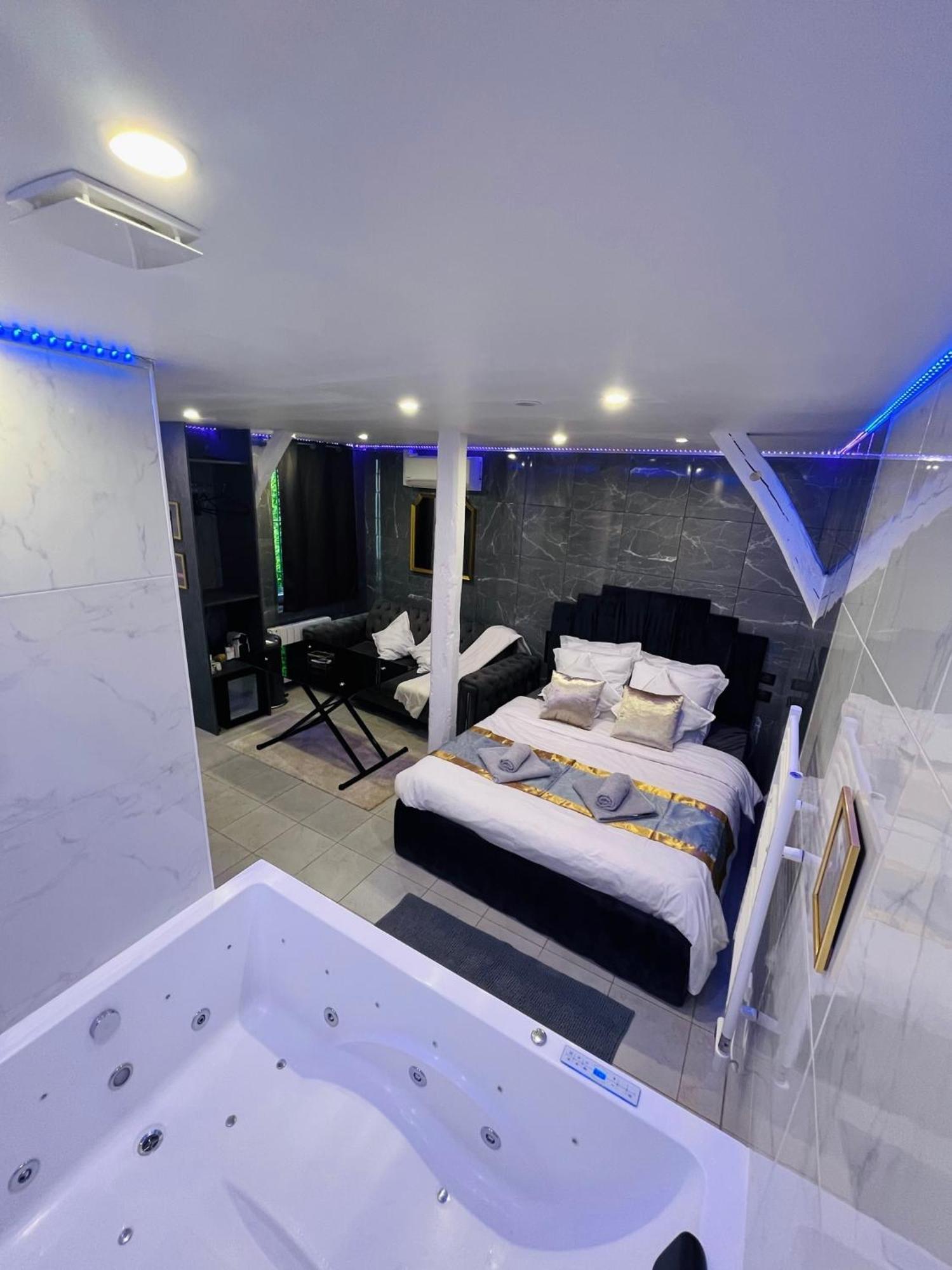 Room & Jacuzzi - Stade De France سان دوني المظهر الخارجي الصورة
