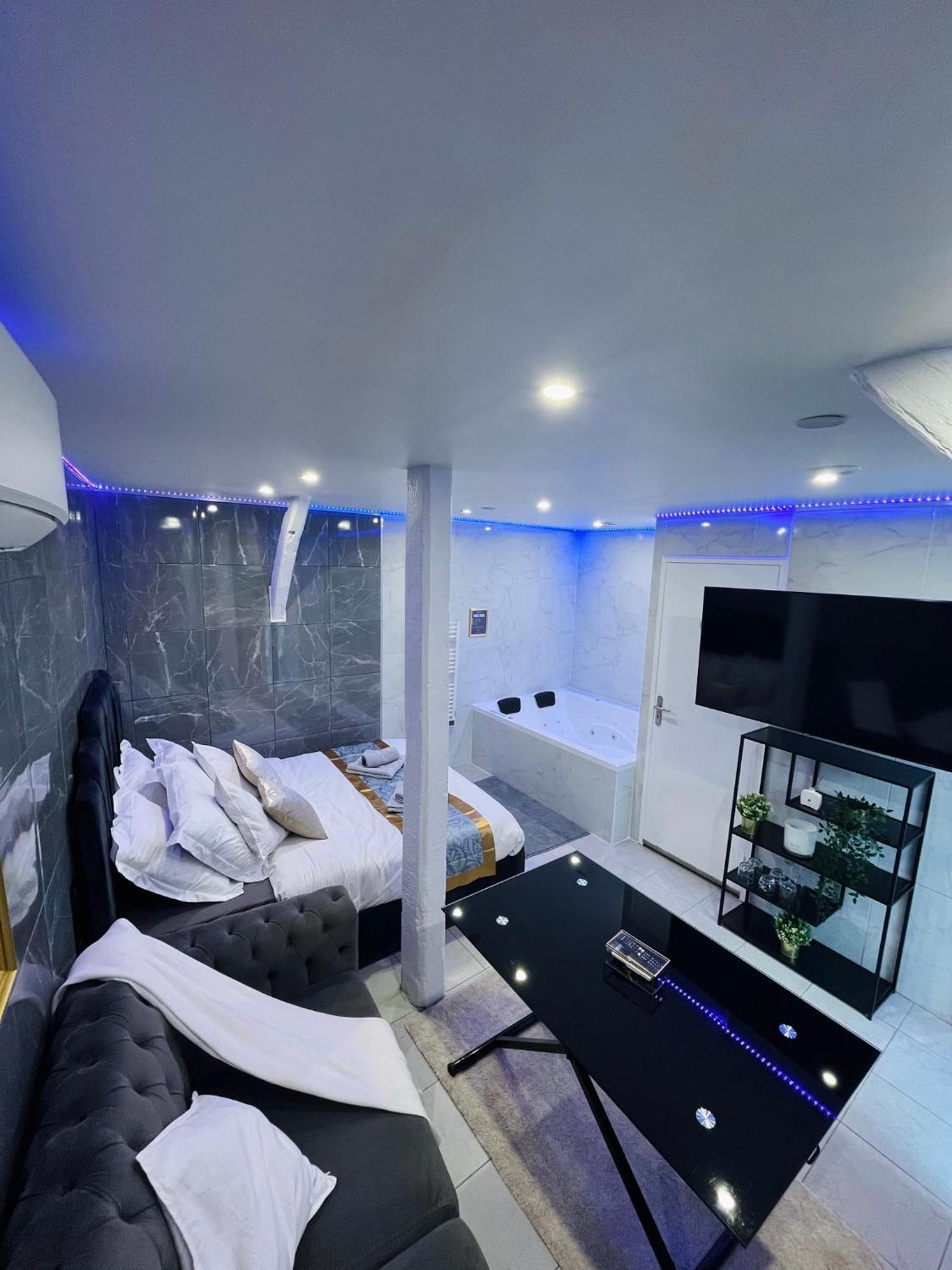 Room & Jacuzzi - Stade De France سان دوني المظهر الخارجي الصورة