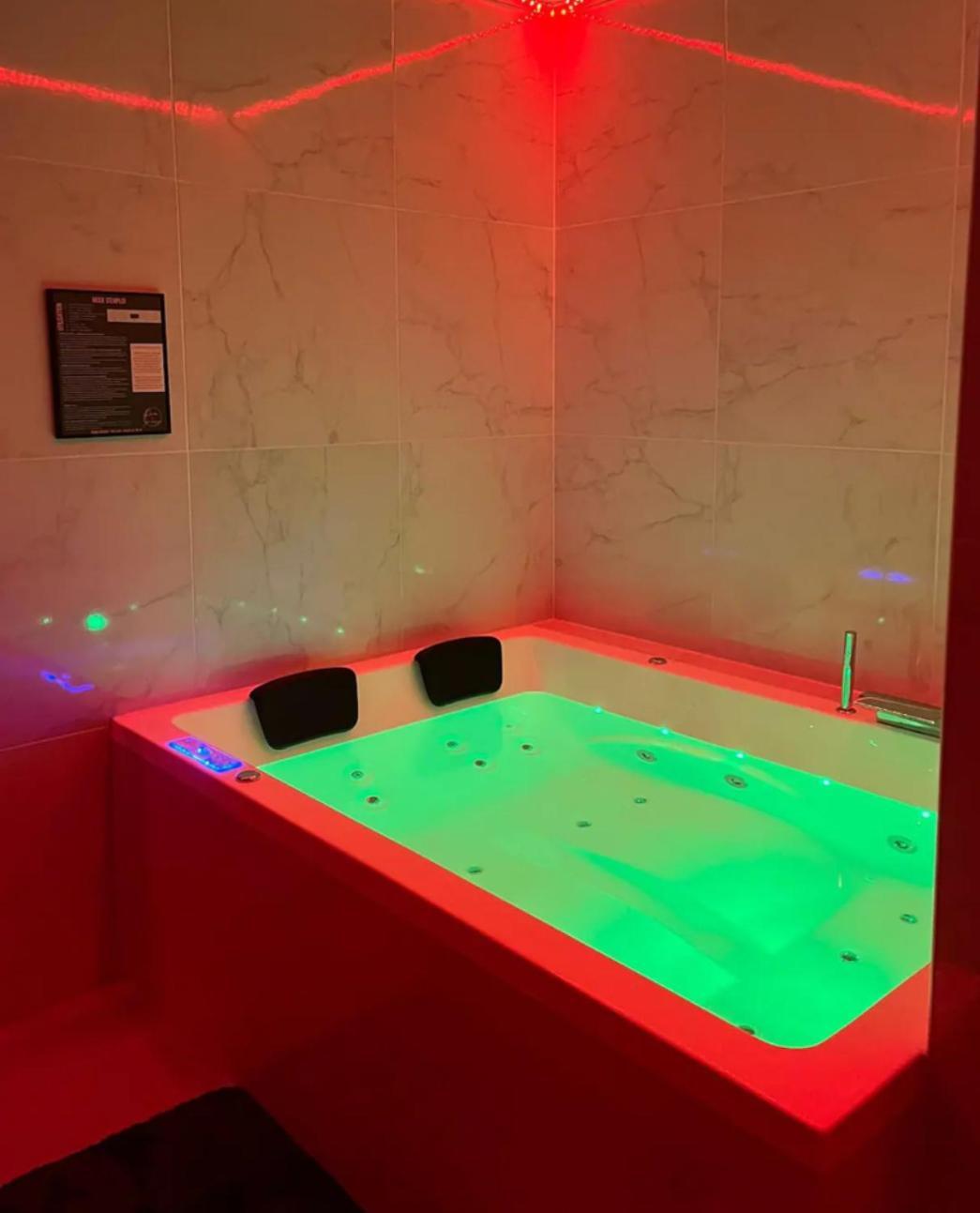 Room & Jacuzzi - Stade De France سان دوني المظهر الخارجي الصورة