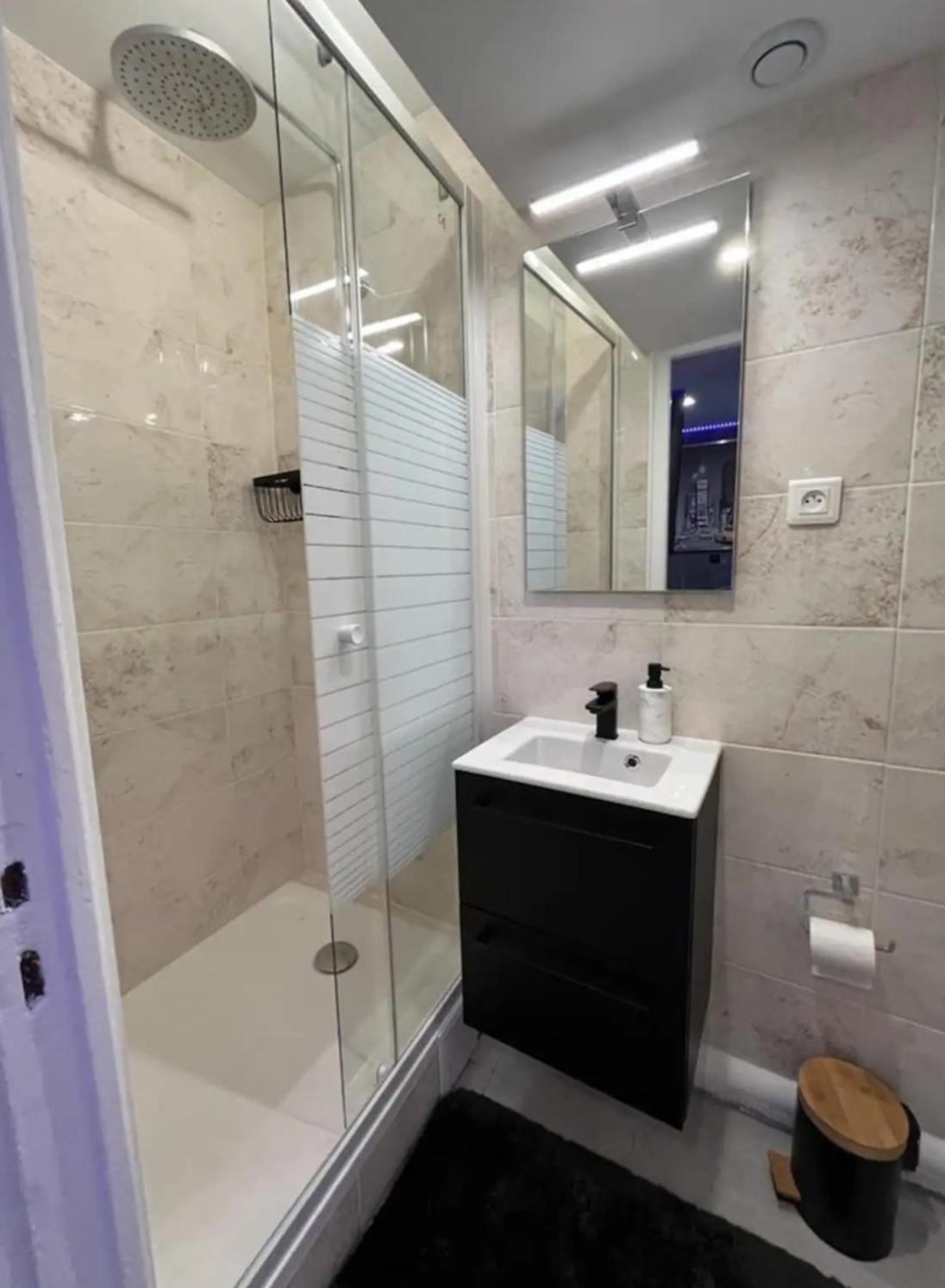 Room & Jacuzzi - Stade De France سان دوني المظهر الخارجي الصورة