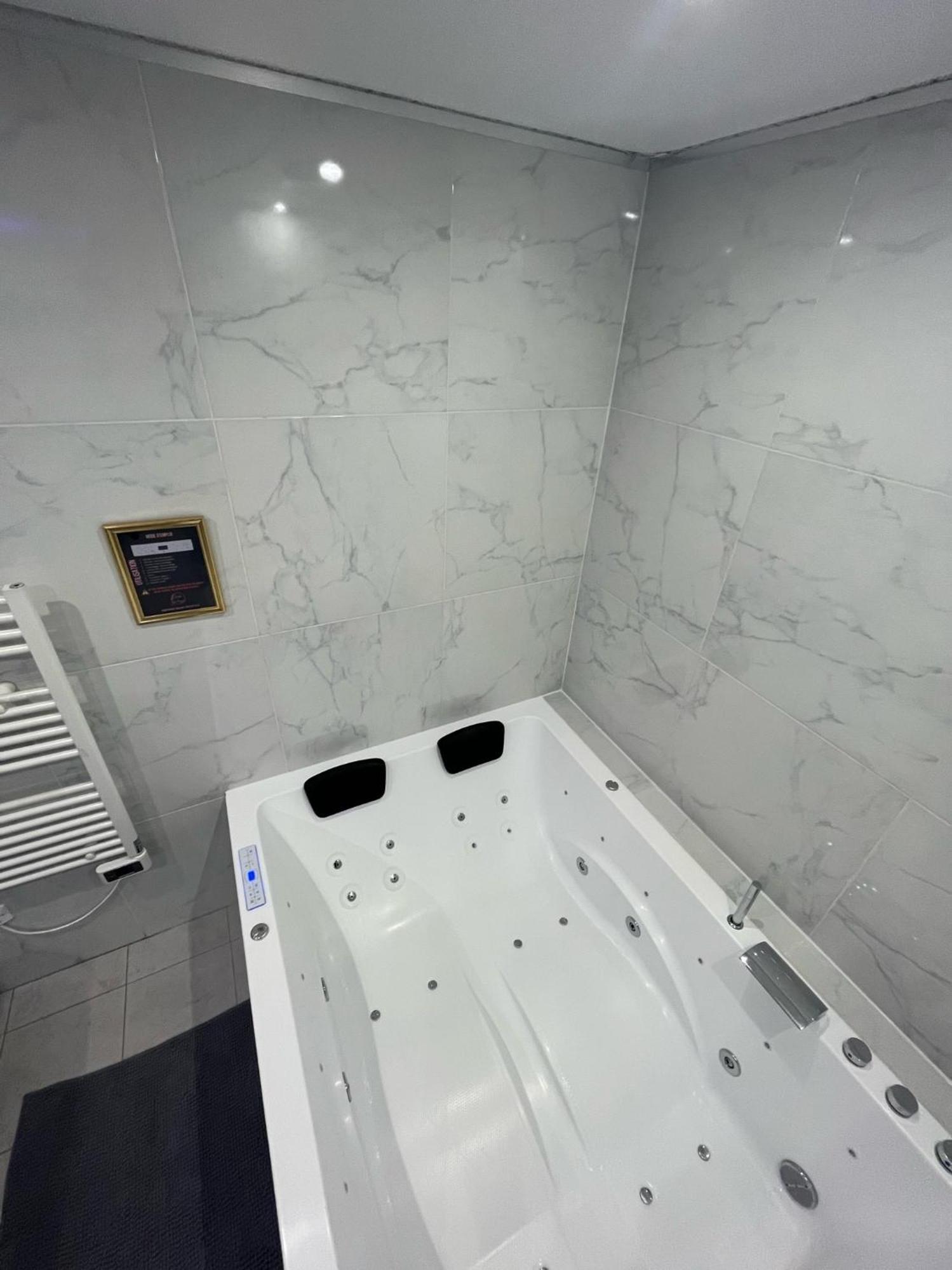 Room & Jacuzzi - Stade De France سان دوني المظهر الخارجي الصورة