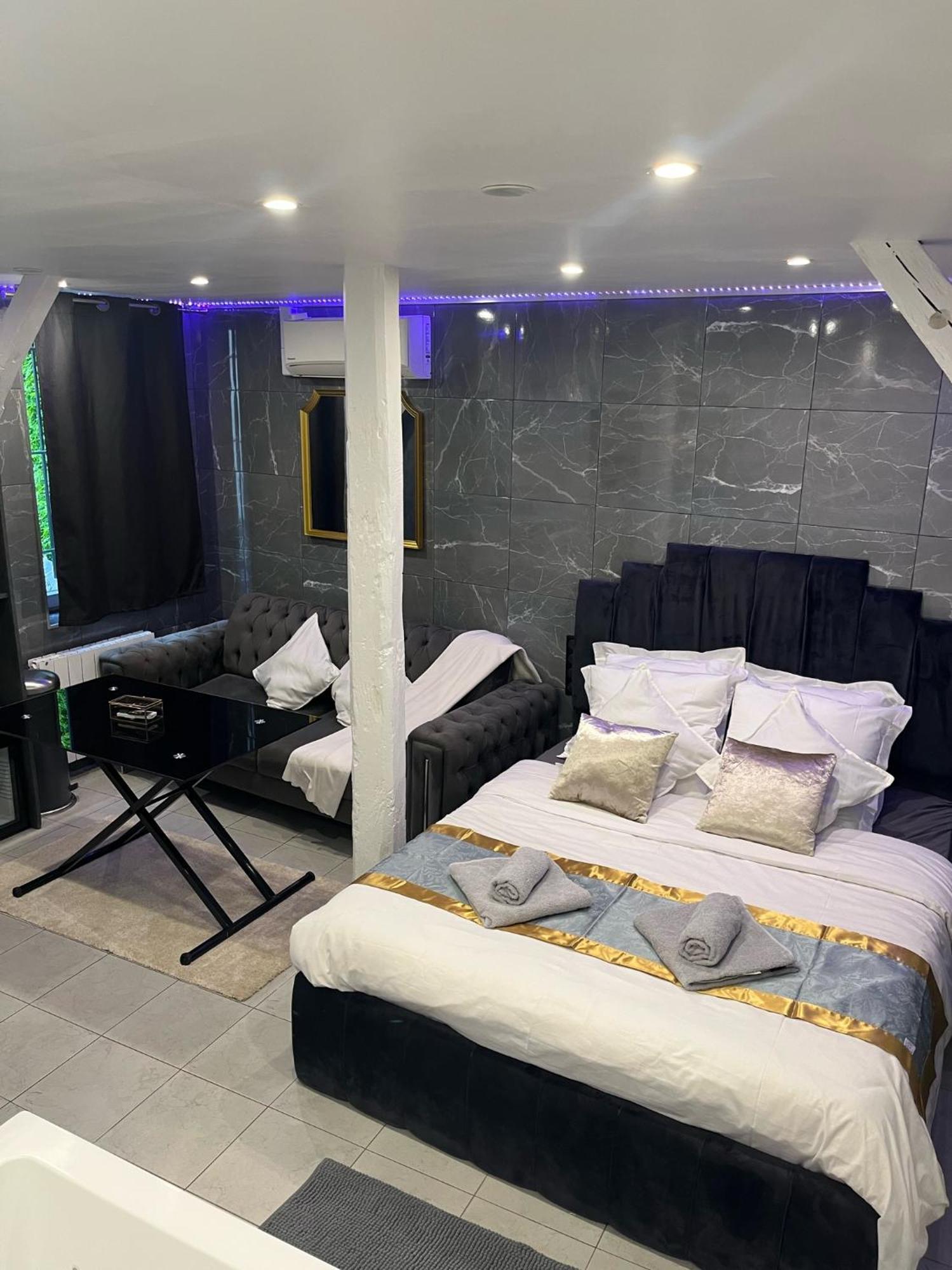 Room & Jacuzzi - Stade De France سان دوني المظهر الخارجي الصورة